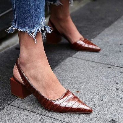 Chaussures élégantes en cuir à découpes, à talons hauts et à bouts pointus