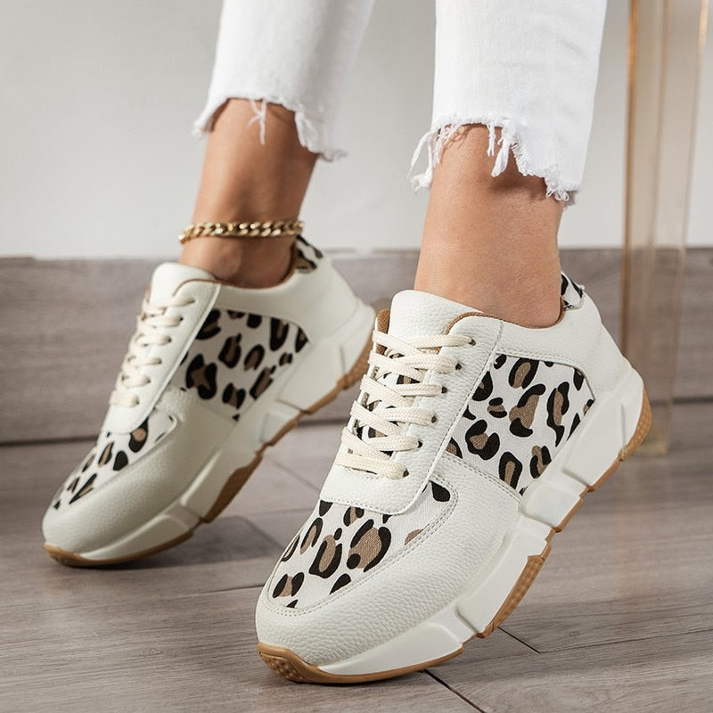 Deze sneakers combineren trendy design met orthopedische ondersteuning, perfect voor wie op zoek is naar zowel mode als functionaliteit.